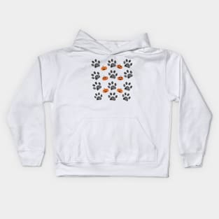 Doodle black paw prints with funny pumpkins Kids Hoodie